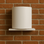 Appareil autonome ATG LC30 Blanc installé sur étagère devant un mur de briques – Solution géomagnétique pour protéger les murs contre l'humidité