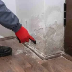 Kontrola poškození u podlahové lišty